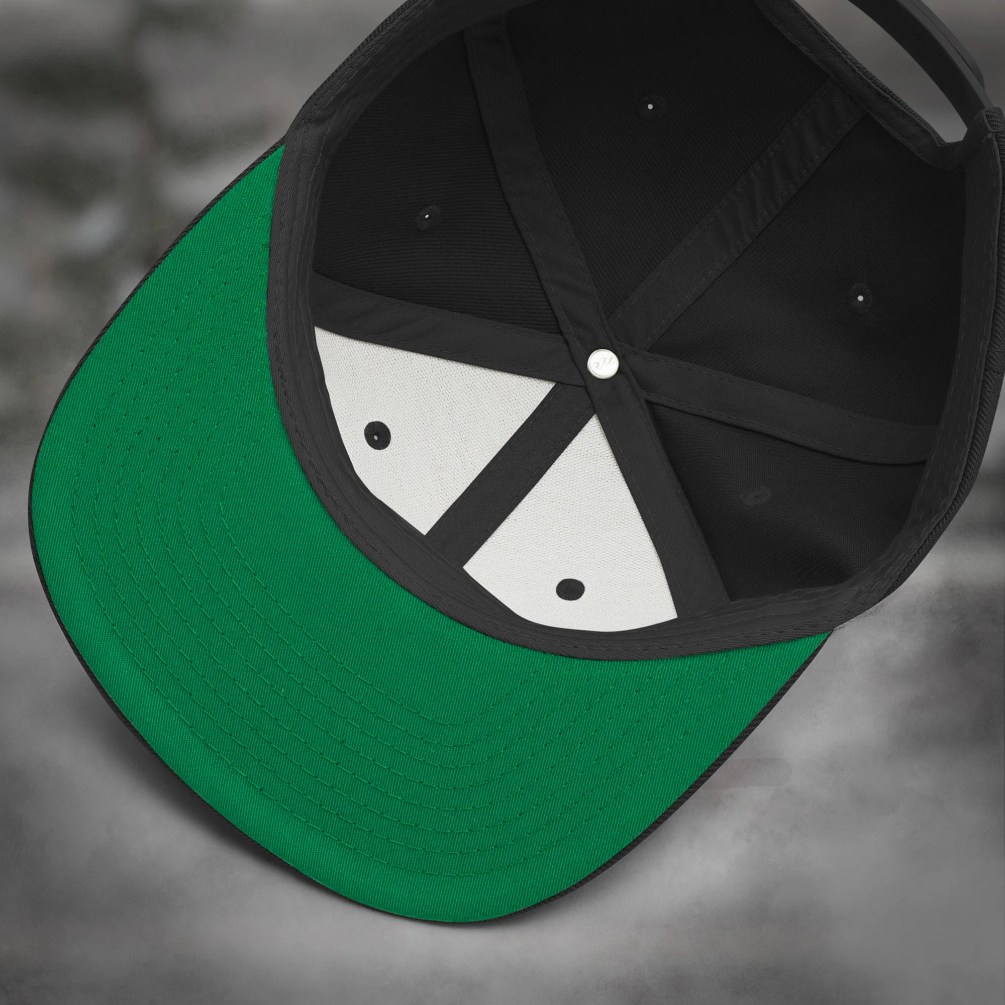 Rode snapback pet met groene onderklep
