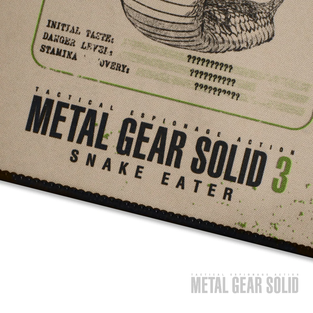 Metal Gear Solid 3 Survival Guide skrivbordsunderlägg och musmatta