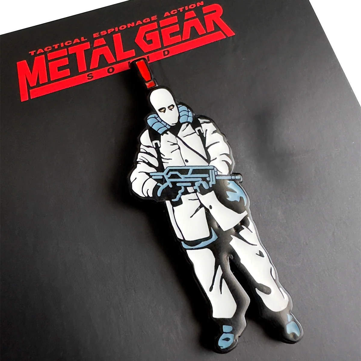 Metal Gear Solid Genome Soldier blød emaljenål med alert-symbol