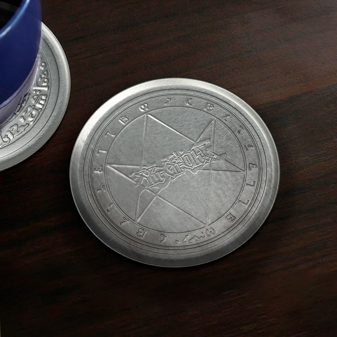 Set de 4 posavasos metálicos en relieve Yu-Gi-Oh! con base de corcho
